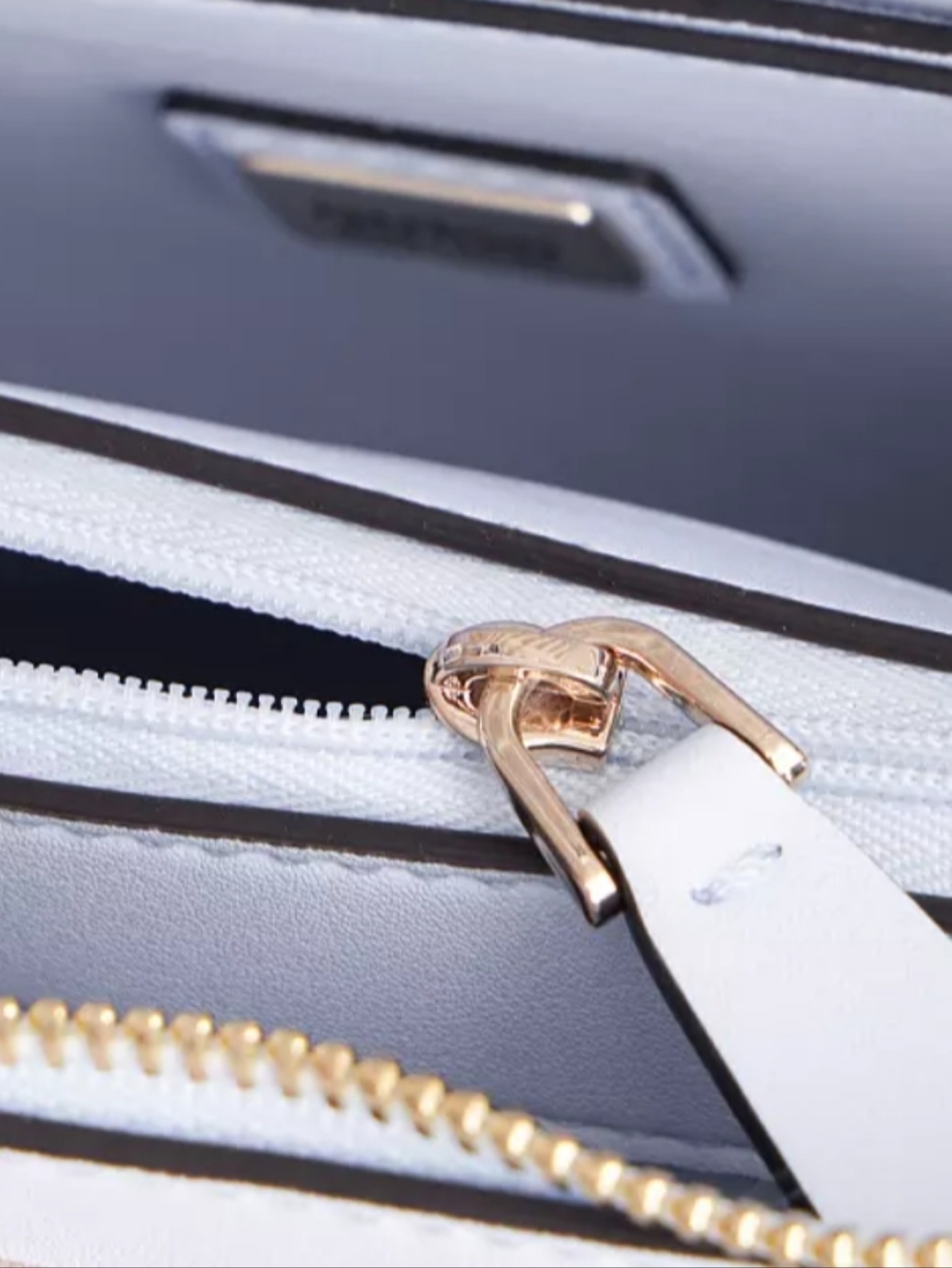 GUESS Iwona Tri Compartment Top Zip Xbody A shoulder bag a large compartment - Picture 7 of 8